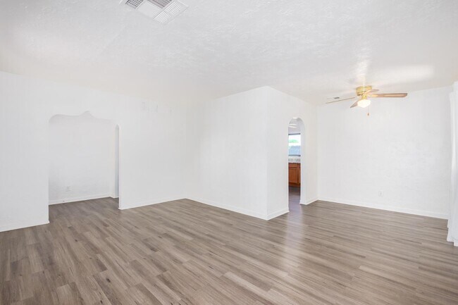 Building Photo - 4613 N 11th Pl