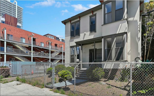 Building Photo - Modern 10-Room Downtown Gem – Ideal for Fl...
