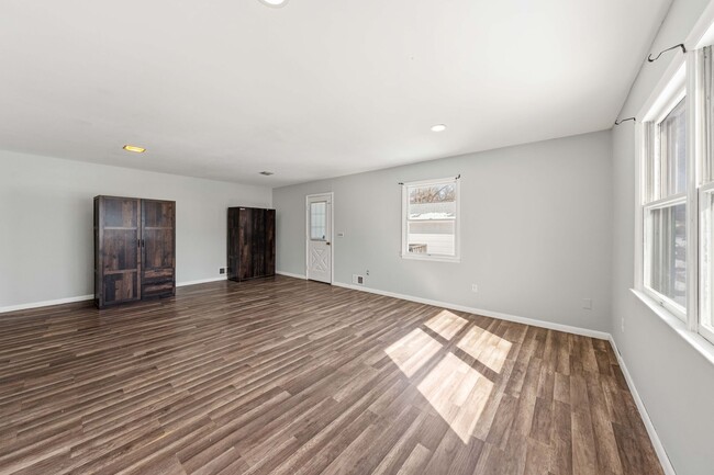 Building Photo - Large 3 Bedroom Apt