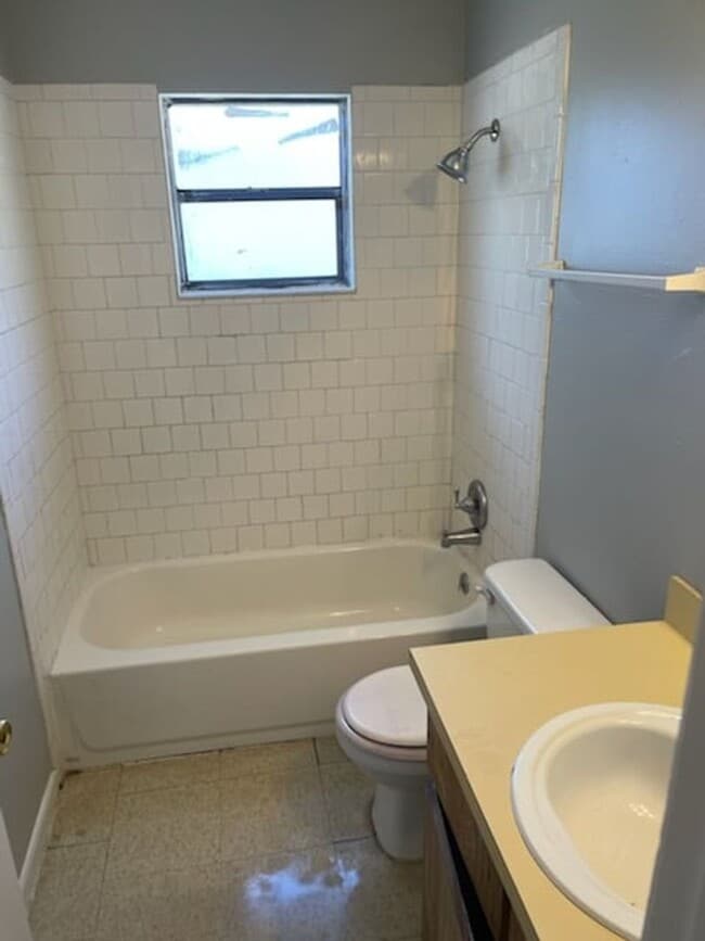 Building Photo - 2830 Skyview Dr