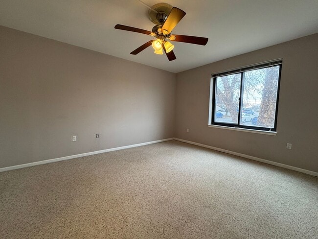 Building Photo - Sun-filled 1 Bed 1 Bath Condo With Balcony In Hawthorne Village