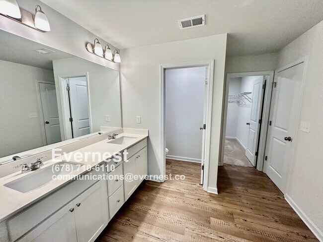 Building Photo - 3-Bedroom Home with Large Lawn and Ideal L...