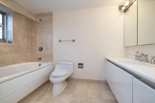 Building Photo - 170 W Broadway