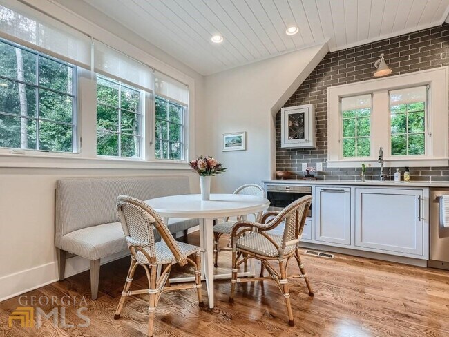 Building Photo - 3312 W Shadowlawn Ave NE