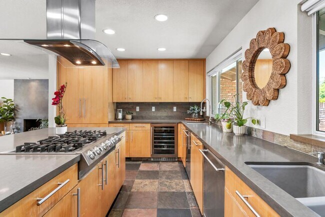 Building Photo - Stunning home located is sought after Northgate!