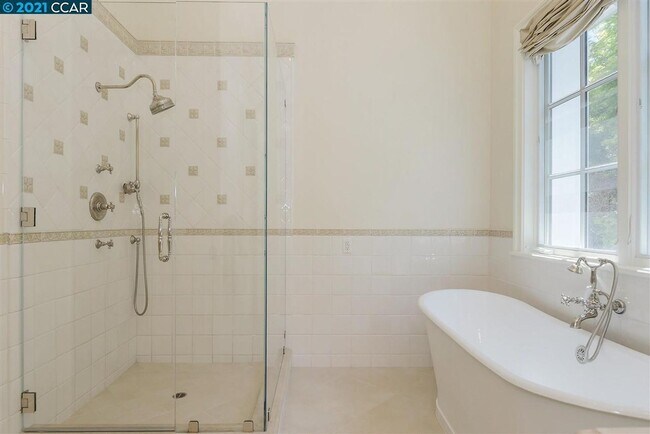 Building Photo - Beautifully Updated 5-Bedroom Home in Prim...