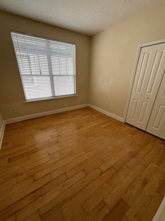 Building Photo - *** 3/2.5  with 1 car garage/ Townhouse Th...