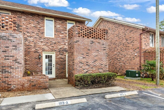 Building Photo - Master Suite with Balcony!!! Completely remodeled 2 level townhome close to the beaches of Surfside!