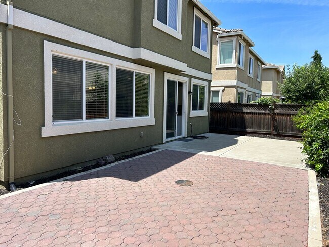 Building Photo - Beautiful 4 Bedroom 3 Bathroom in Quiet Neighborhood with SOLAR