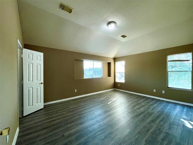Building Photo - 7303 Foxshadows Ln
