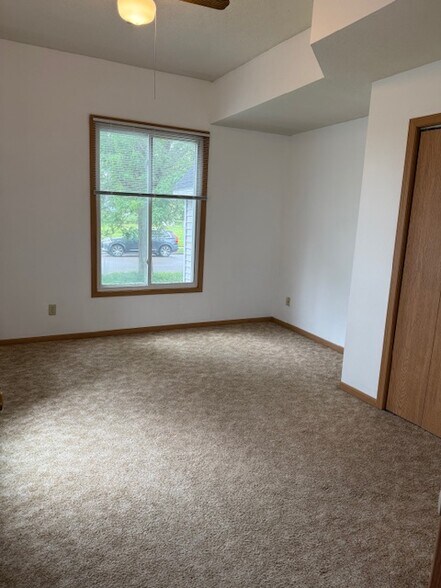 Bed 1 - 124 10th St N