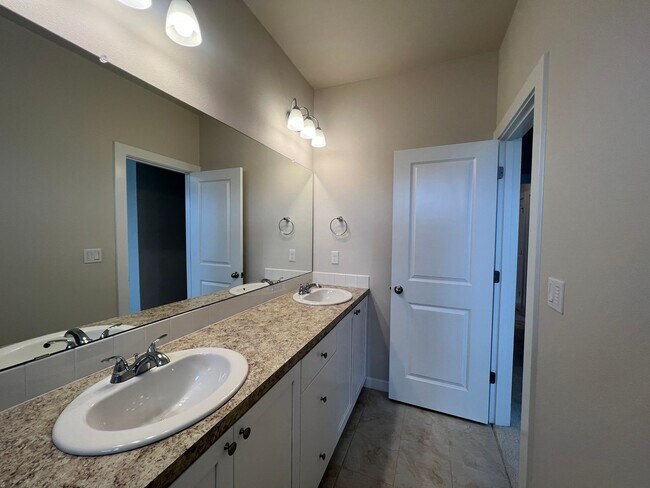Building Photo - SHOWING 6/7 or SOONER with Advance Appoint...
