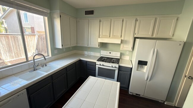 Building Photo - Spacious two-story home with functional layout and strong natural light in a well-maintained Ocea...