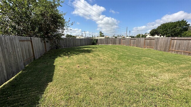 Building Photo - 17123 Oakwood Chase Dr