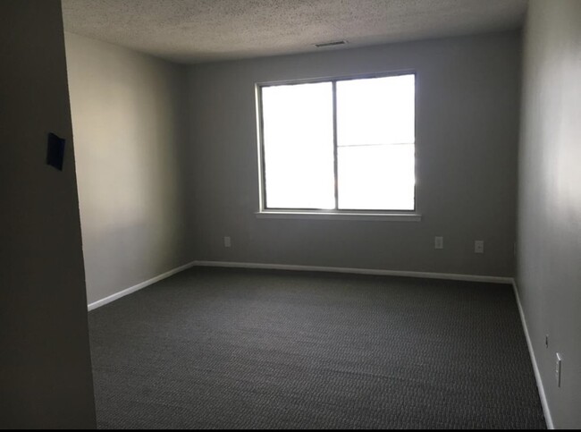 Building Photo - 26-10 Laurel Springs Ln