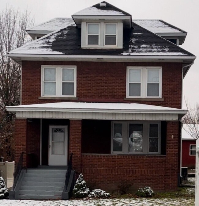 Building Photo - 1st month free w/ 2 or 3 year lease on lar...