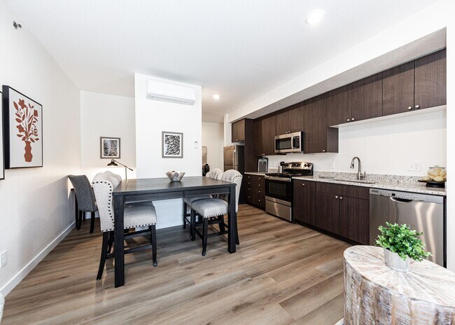 Building Photo - Westside 1 bed, 1 bath Luxury Apartment near Garden of the Gods
