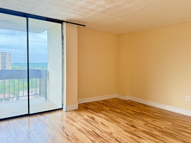 Building Photo - Spacious Condo—Utilities and Parking Included!