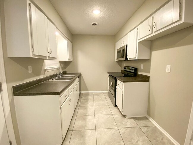 Building Photo - 3 Bed 2 bath in Raleigh / ss appliances an...