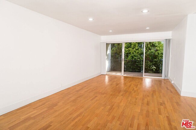 Building Photo - 416 N Oakhurst Dr