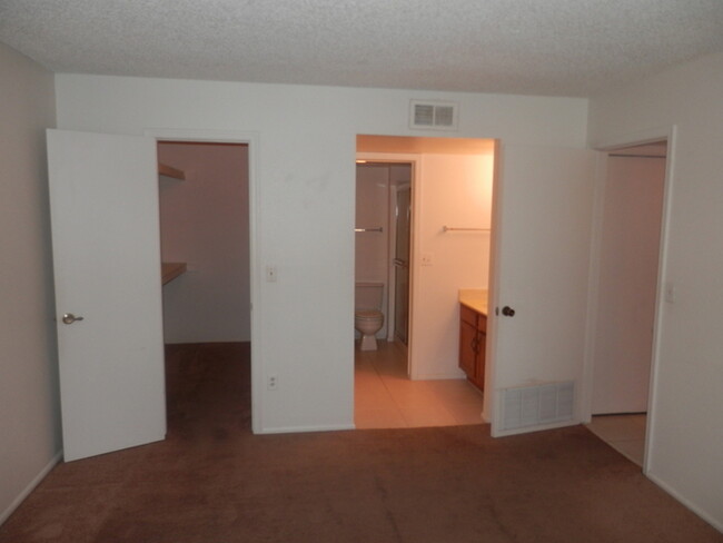 Building Photo - Nice 2 bedroom 2 bath condo!