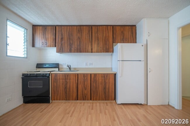 Building Photo - Prime Town Location – 1 Bed, 1 Bath Walk-Up - Corner Unit