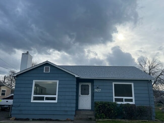 Building Photo - Charming three bedroom/one bath Medford Home | Available Now!