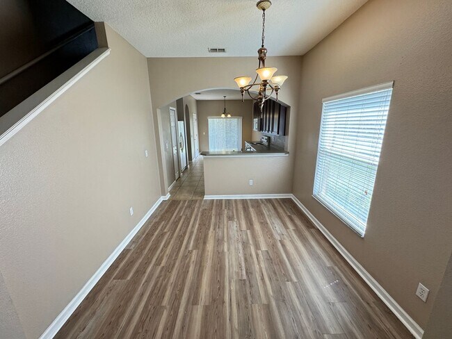 Building Photo - 5 Bedroom Townhome in Avalon Park! TESLA CHARGER INCLUDED!