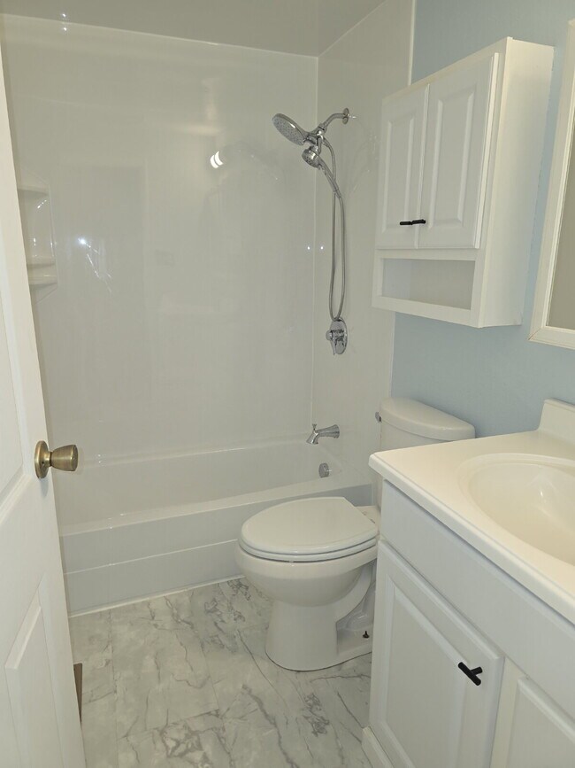 Building Photo - Beautiful Three Bedroom Townhome in Hunting Ridge Community