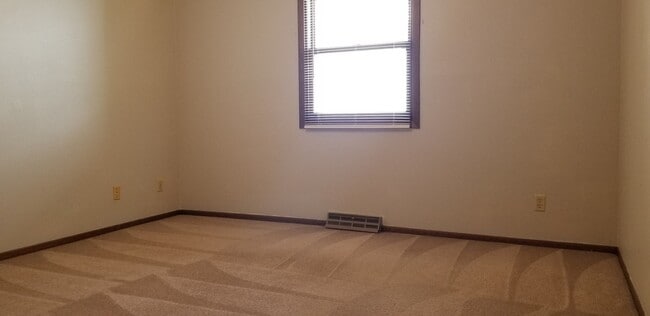 Building Photo - 2 Bedroom 1 Bath Condo
