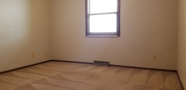Building Photo - HALF OFF FIRST MONTH'S RENT SPECIAL! 2 Bedroom 1 Bath Condo