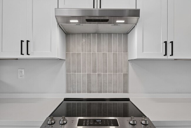 Building Photo - Beautiful 2BR/2BA Townhome with Valley Views, Covered Parking & In-Unit Laundry