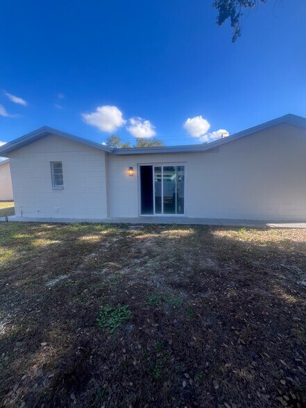 Building Photo - 7506 N Thatcher Ave