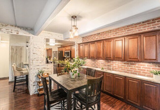Building Photo - Cute 2 Bed Condo in Old Town