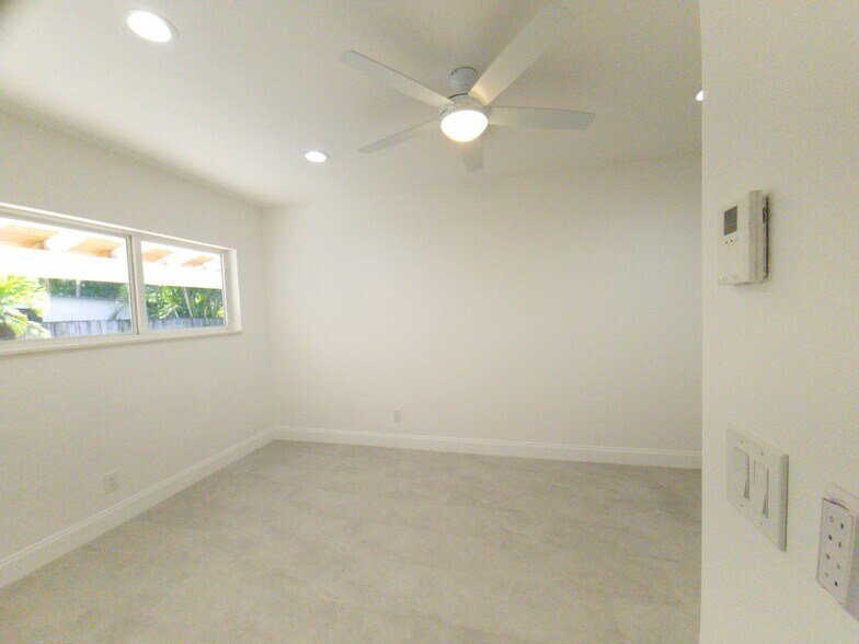 Building Photo - 19 SE 12th Ave