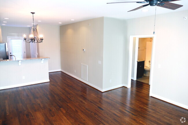 Building Photo - 907 Somerville Ct