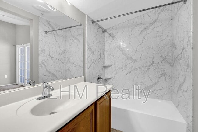 Building Photo - 2210 E Huntington Dr
