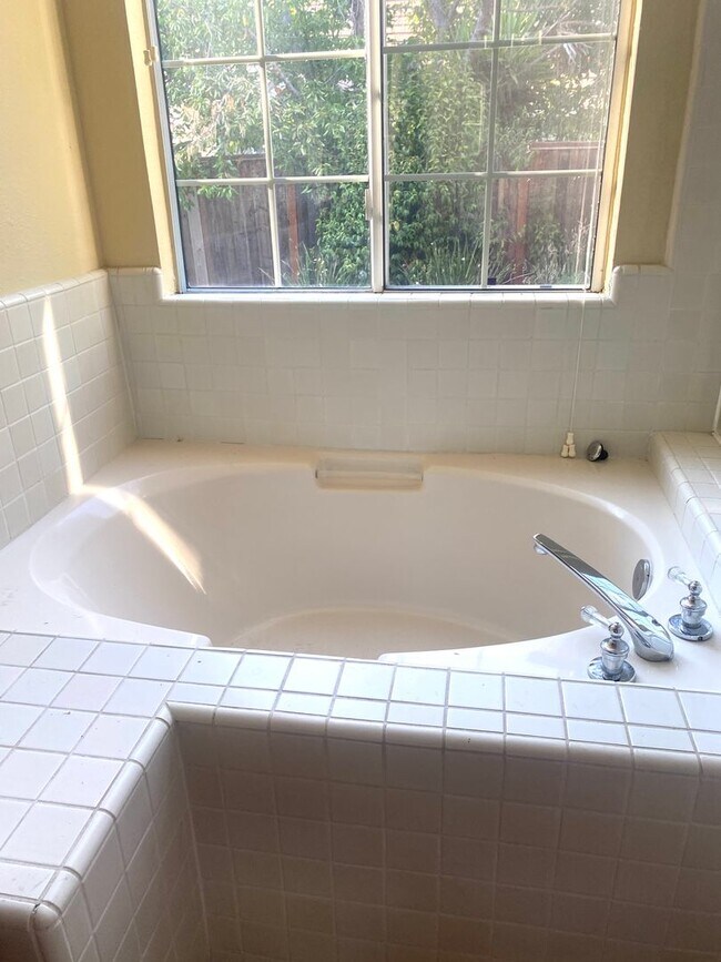 Building Photo - Pleasanton 3 Bd./2 Bath, Lots of Light, Top Rated Schools, Close to 580/680, Shopping & Restaurants