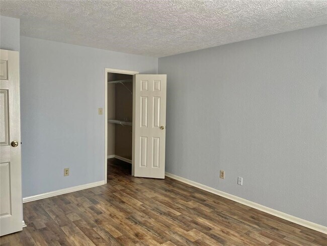 Building Photo - 3025 Walnut Bend Ln