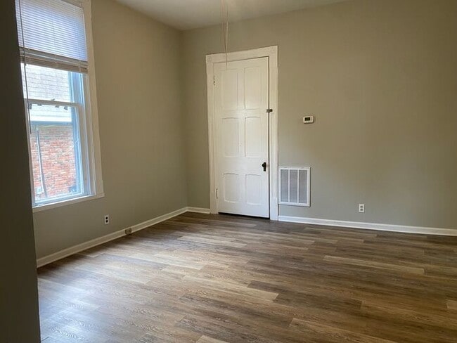 Building Photo - For Rent - Renovated One Bedroom Unit in G...