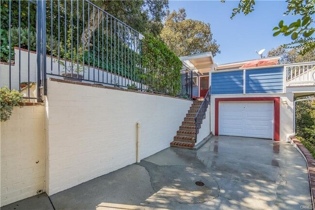 Building Photo - Views! Enchanting 2+1 Artists Retreat Nestled in Tujunga Hillsides