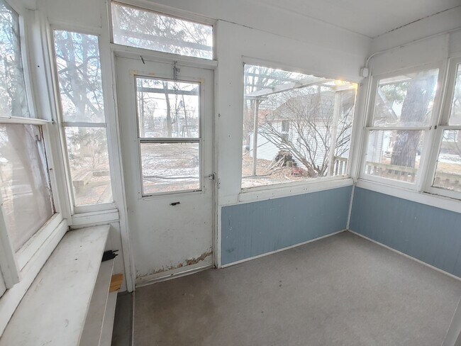 Building Photo - Timeless 3 Bedroom House!