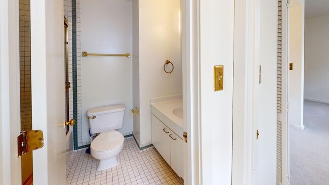 Building Photo - West End One Bedroom Apartment Available Now!