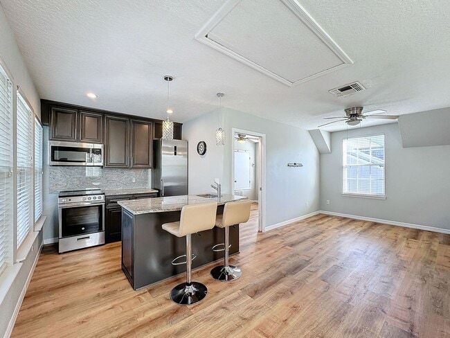 Building Photo - Stunning 5-Bedroom Home in North Village o...
