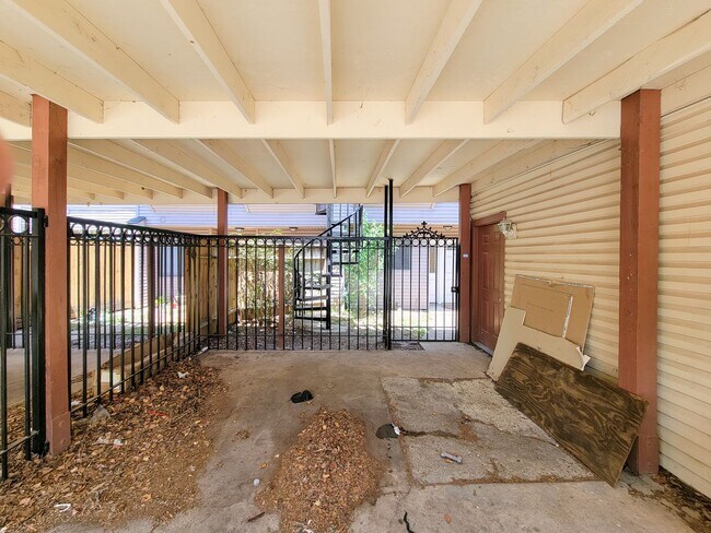 Building Photo - Quite neighborhood town home with gate, ne...