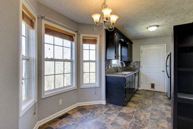 Building Photo - Sweet 3 bed 2 bath.  Cat friendly.