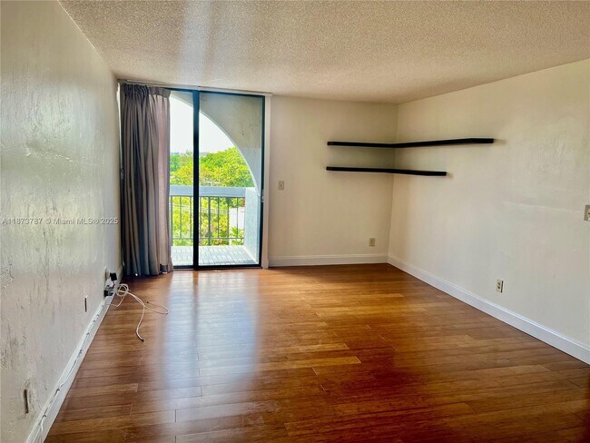 Building Photo - 2715 Tigertail Ave