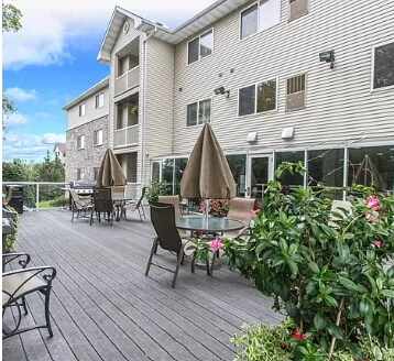 Outdoor Dining Space - 1321 Lake Dr W