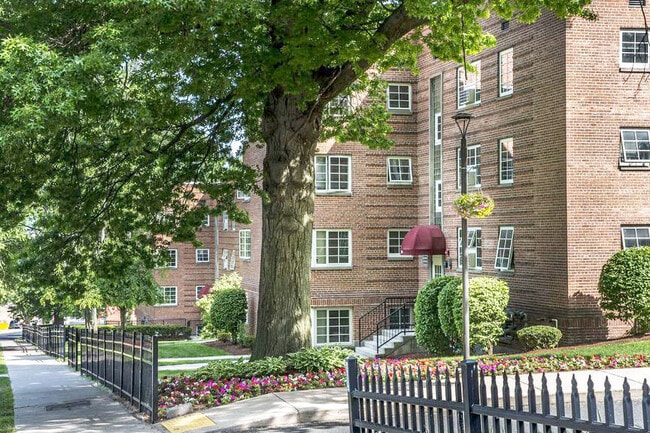 Lush Landscape - Forest Park Apartments