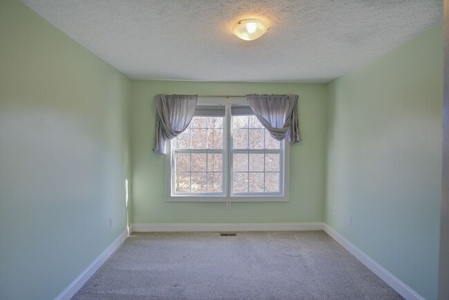 Building Photo - 3 Bed / 2.5 Bath.  Pet Friendly. Garage.
